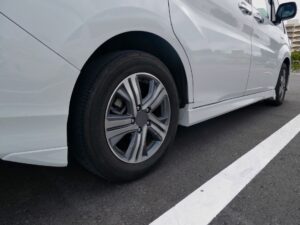 白い車のフェンダーとホイール