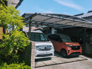 カーポートに停めた軽自動車