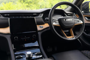 木目パネルの運転席まわり